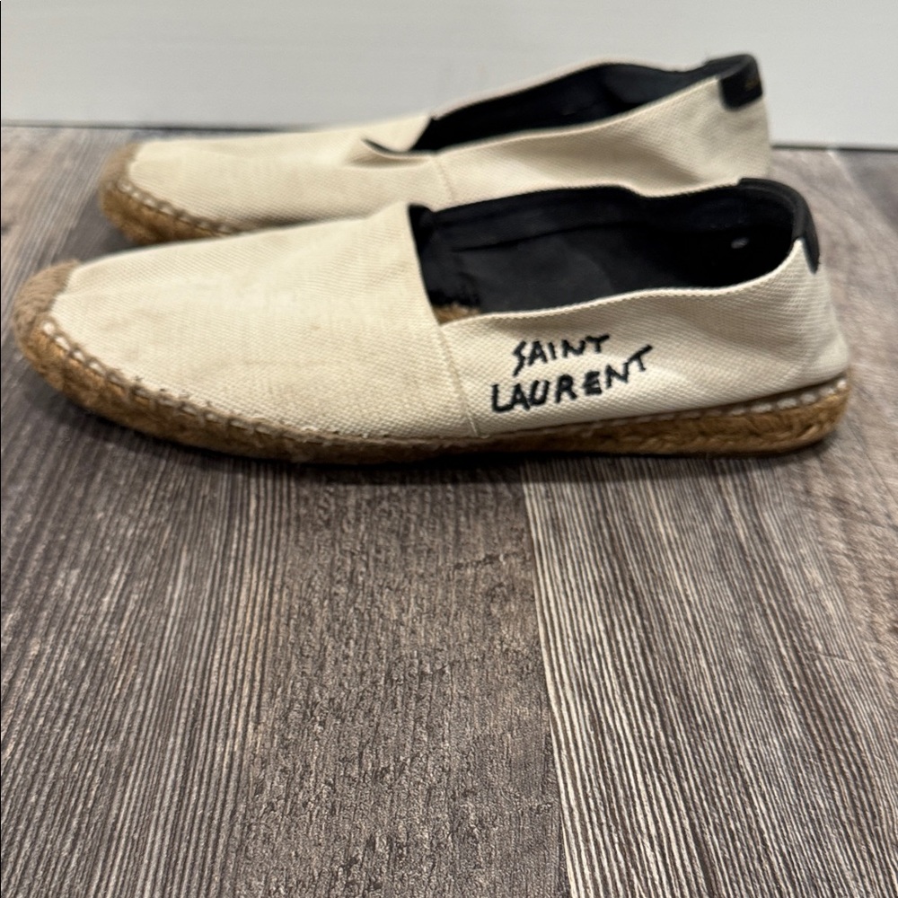 Saint Laurent Wonen’s Beige Slip-On Loafers